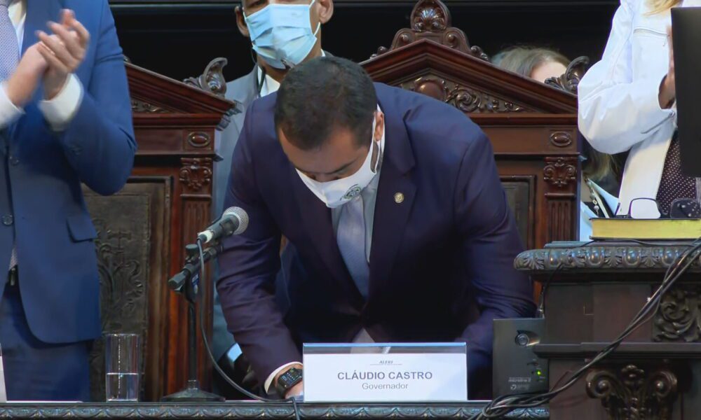 Cláudio Castro toma posse como governador do RJ