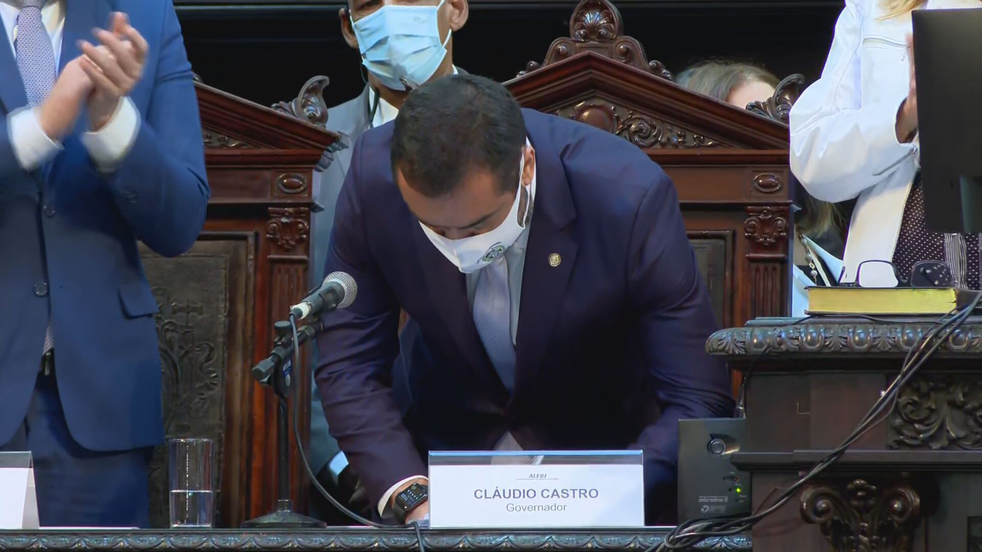 Cláudio Castro toma posse como governador do RJ