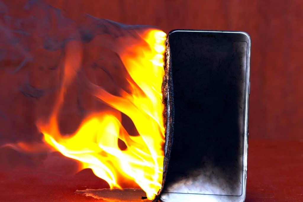 Celular esquentando, imagem mostra um celular em chamas