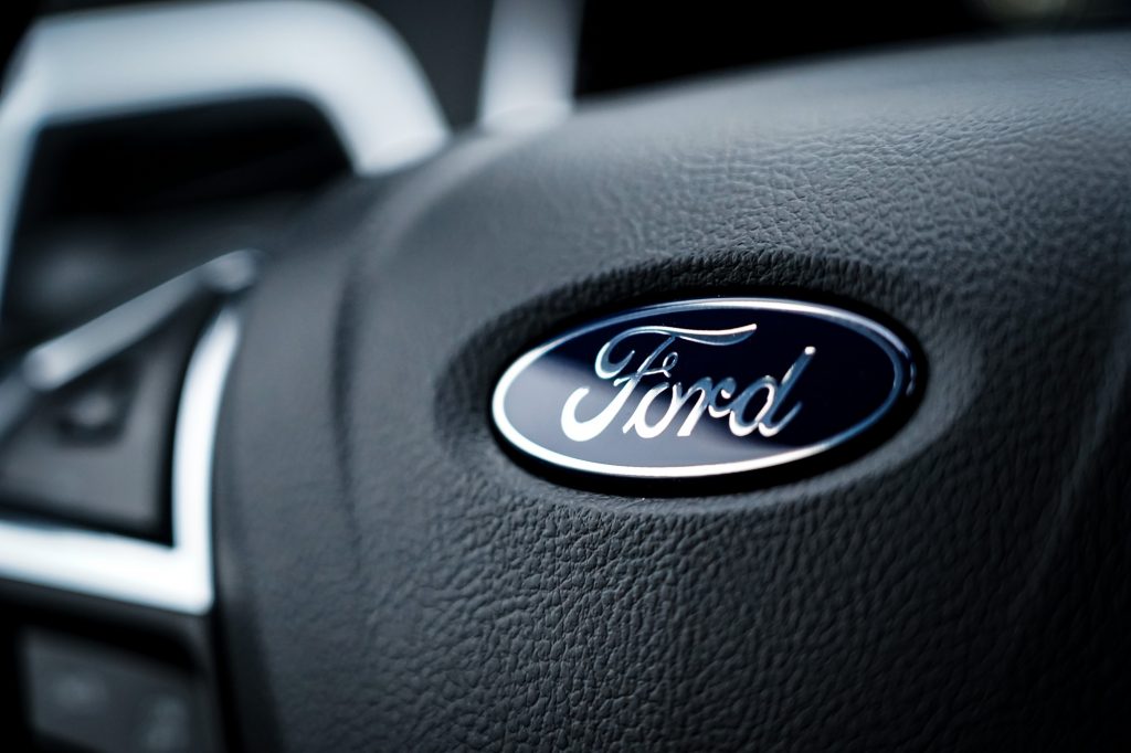 Logotipo da Ford em um volante