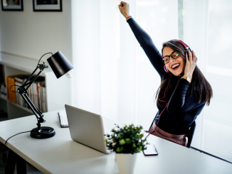 Mulher feliz durante o trabalho remoto via Canva Images