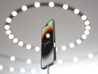 Foto de um iPhone 15 Pro Max exposto. Crédito: Getty Images