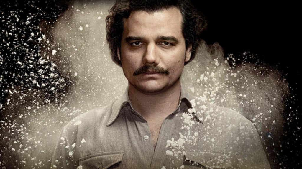 Narcos
Homem olhando diretamente para a câmera. Tom esbranquiçado fazendo referência as drogas