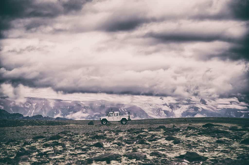 Veículo Land Rover com tração 4x4 enfrenta a neve