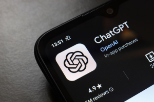Foto de um celular com o aplicativo do ChatGPT na App Store