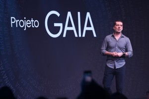 Foto de Mat Velloso, vice-presidente de IA para desenvolvedores do Google Deepmind, durante o anúncio do projeto GAIA