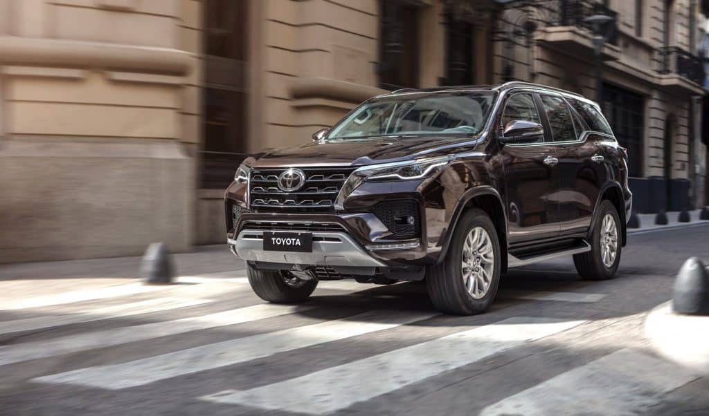 SW4, modelo 4x4 da Toyota | imagem mostra o utilitário esportivo da Toyota de cor preta rodando na rua asfaltada de uma cidade