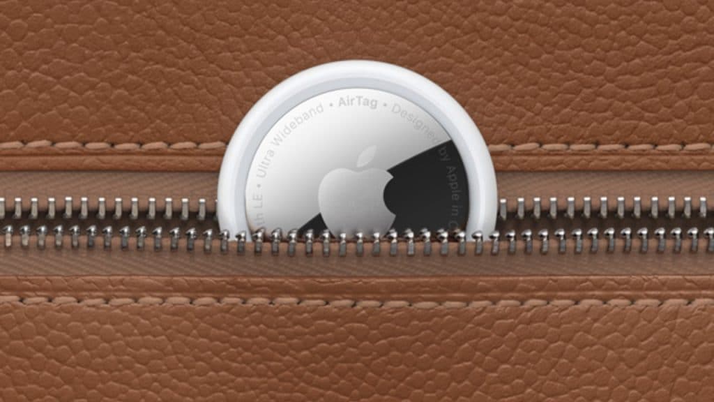 Imagem mostra uma AirTag, da Apple, "escapando" do zíper de uma bolsa