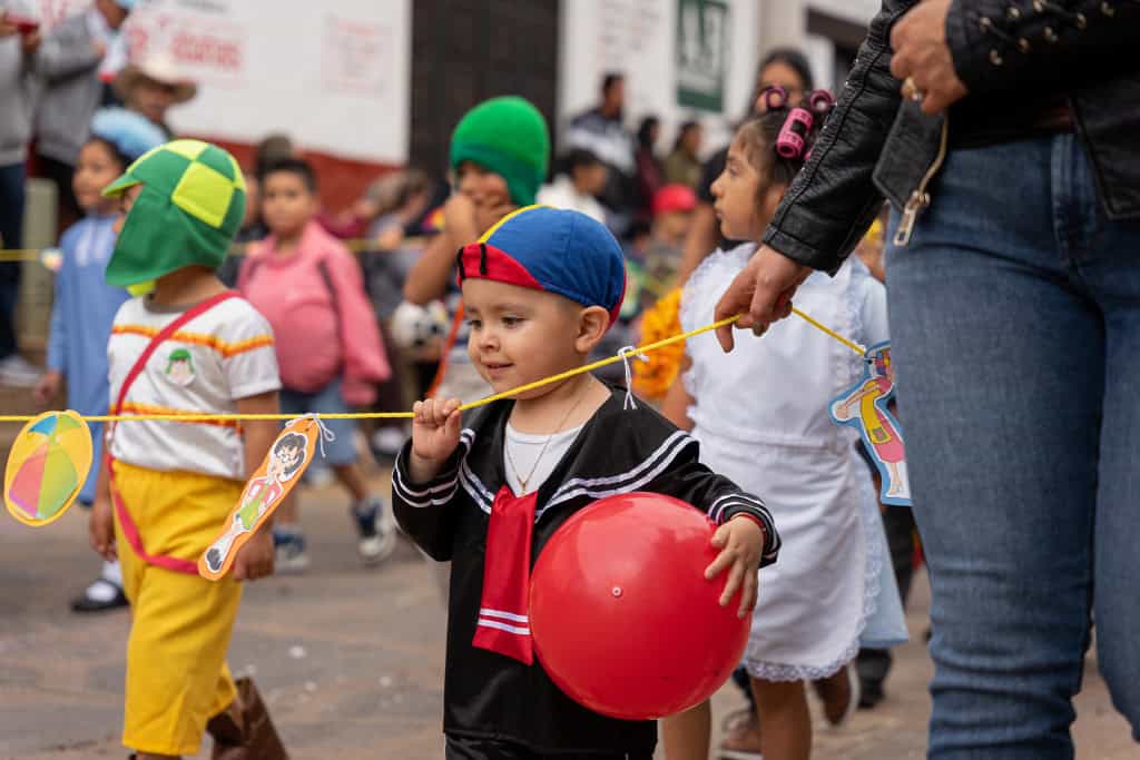 Crianças vestidas de Chaves e Quico