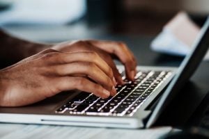 Construir autoridade no LinkedIn depende mais de consistência do que de credenciais