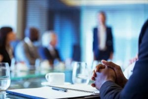 Melhorar a eficiência das reuniões está no topo das prioridades da liderança, segundo 54% dos profissionais