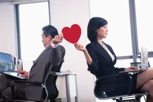 Neste Dia dos Namorados, especialistas alertam: romances no trabalho exigem consentimento, discrição e respeito às regras da empresa para não afetar a carreira