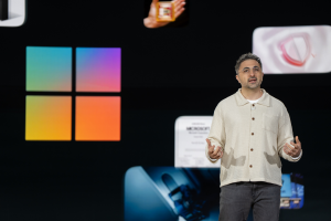Foto de Mustafa Suleyman, líder da iniciativa de IA para Saúde da Microsoft