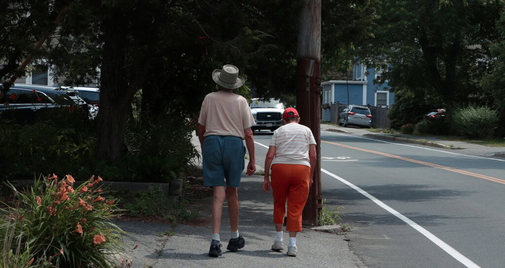 casal de idosos andando na rua, sendo que o homem é mais alto