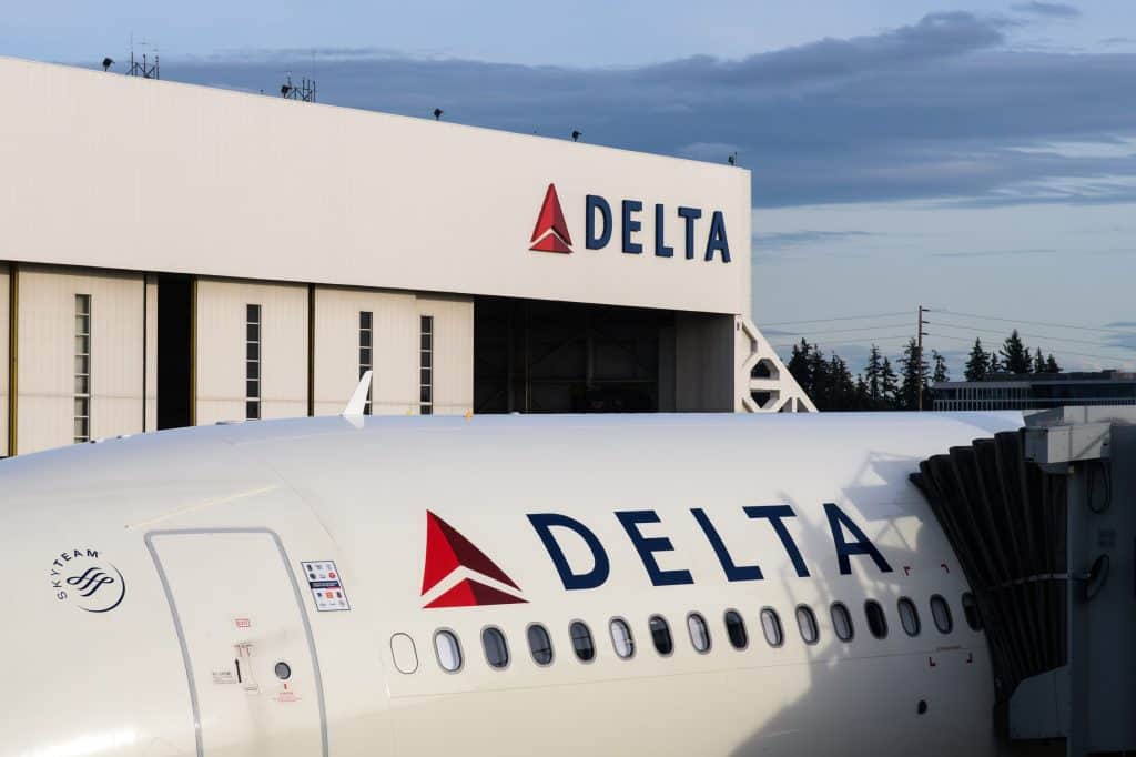Fachada e um avião da Delta Airlines