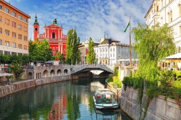 A capital da Eslovênia, Liubliana, é um charmoso centro para profissionais remotos — com seu centro histórico acessível a pé, uma vibrante cultura de cafés e fácil acesso à natureza