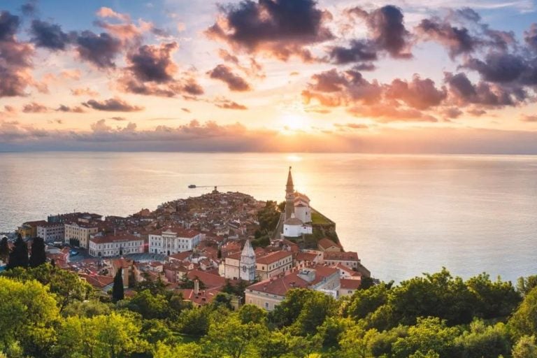 Cidades litorâneas como Piran, na Eslovênia, estão prestes a se tornar os próximos refúgios do trabalho remoto na Europa