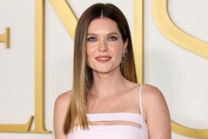 Meghann Fahy interpreta a personagem Devon DeWitt em 