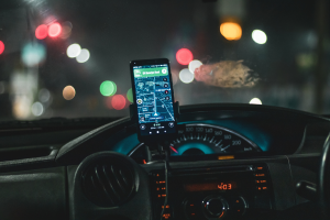 Foto ilustrativa de um sistema de GPS operando em um aplicativo de localização urbana