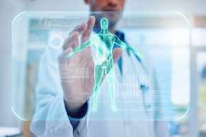 Imagem ilustrativa de um médico interagindo com um holograma do corpo humano