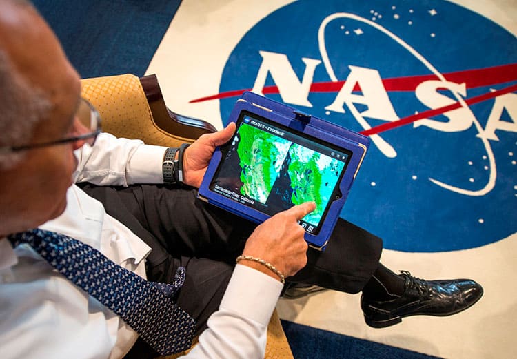 ipad sendo utilizado por um funcionário da nasa