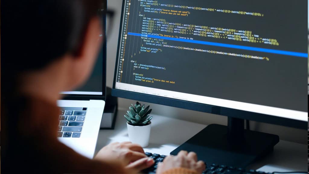 Jovem asiática, desenvolvedora e engenheira de software, suporte de TI, usando óculos e trabalhando