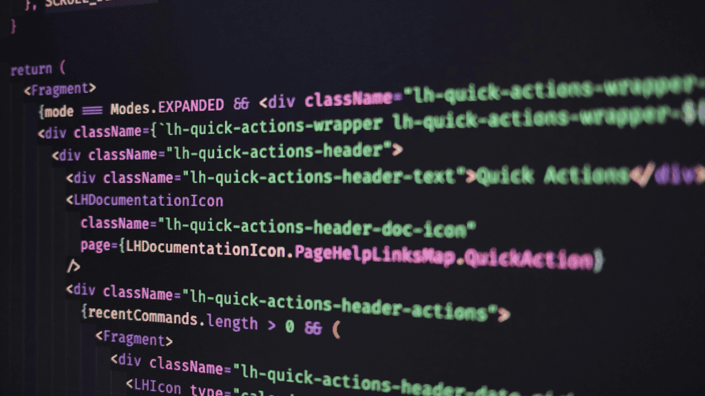 imagem mostra uma tela cheia de códigos que comandam e estruturam um software