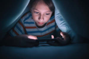 Criança utilizando um celular