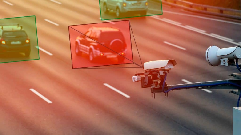 Câmera com inteligência artificial para rastreamento de veículos e controle de velocidade nas vias