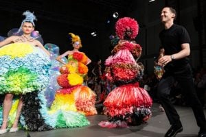 Desfile do designer Germanier na semana de alta costura trouxe cores e impacto, com peças upcycled que exalam propósito, além de colaboração com brasileiro
