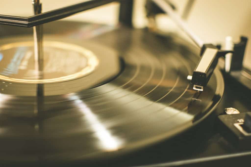 Toca-discos via Jace Afsoon/Unsplash