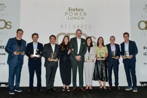 Antonio e Katarina Camarotti (ao centro) com os homenageados da lista Forbes Melhores CEOs 2025 durante evento em São Paulo