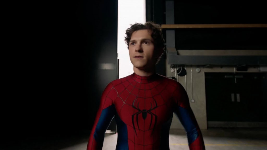 Ator Tom Holland vestido de Homem-Aranha no set do novo filme do super-herói da Marvel