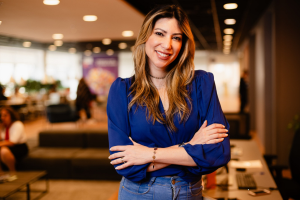 Foto de Leila Zimmerman, Chief Information Officer (CIO) da Mondelēz Brasil, uma das lideranças femininas brasileiras em tecnologia