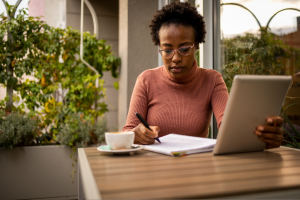 Imagem ilustrativa de uma mulher participando de uma capacitação online