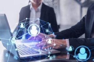 Transparência e criatividade estão no centro das estratégias para atrair e reter talentos no novo mercado de trabalho com IA