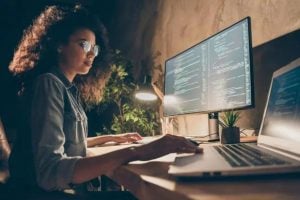 Curso abrange desde conceitos básicos de TI até fundamentos de inteligência artificial