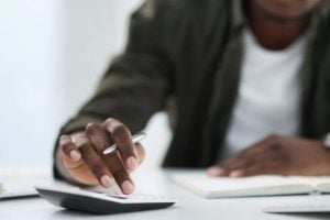 No rendimento médio, mulheres negras recebem menos da metade do salário dos homens não negros