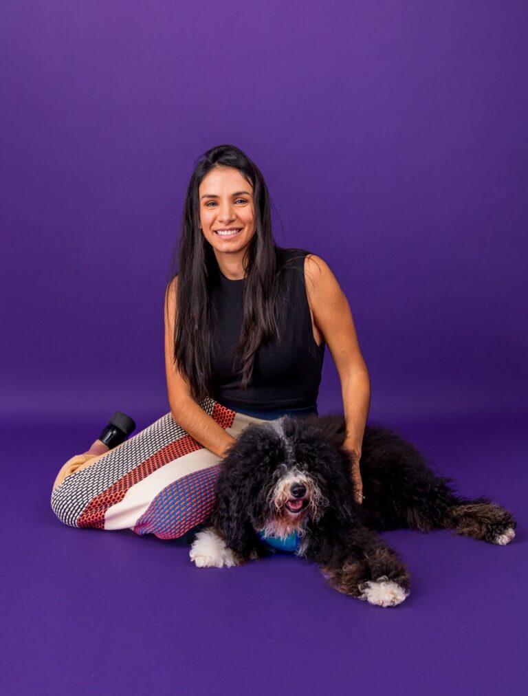 Talita com sua cachorra, May