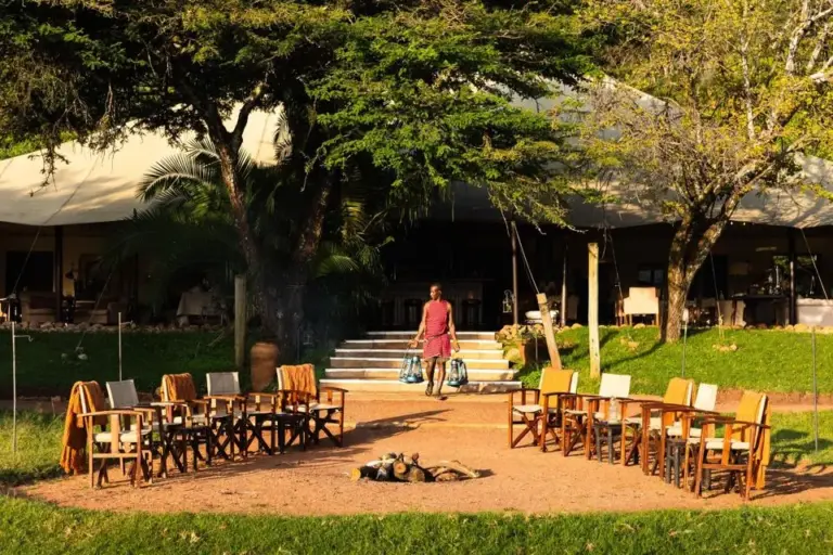 Área principal do restaurante da Cottar's Safaris, no Quênia